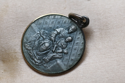 カラーエナメルのメダイ　スペイン　アンティークストリュフ