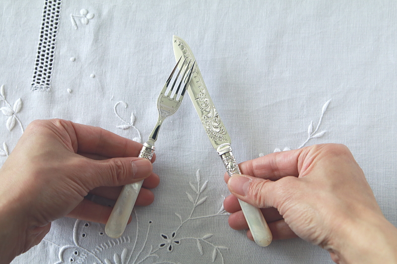 ハンドエングレーヴィングのデザートナイフ＆フォーク　イギリス　アンティークストリュフ