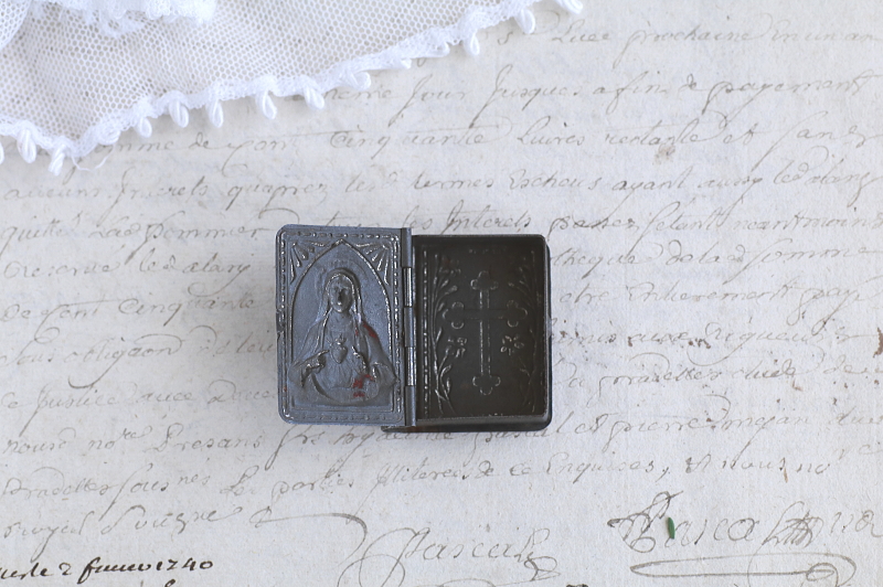 聖心の聖母聖書型ロザリオケース　ブリキ　フランス　アンティークストリュフ