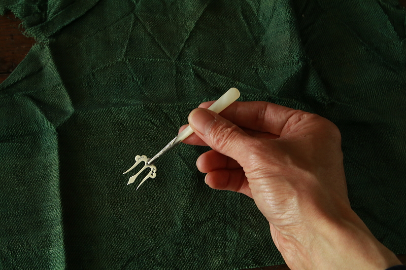 マザーオブパールハンドルのシルバーホーク　ブレッドフォーク　ミニフォーク　イギリス　アンティークストリュフ