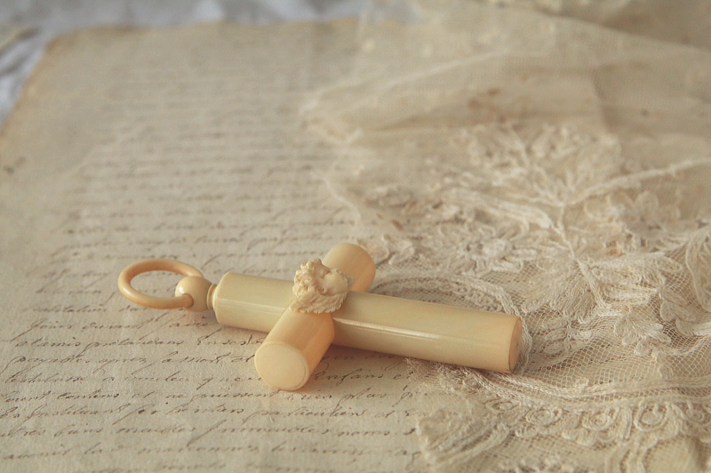 天使のゆりかごの十字架　象牙　アイボリー　フランス　アンティークス