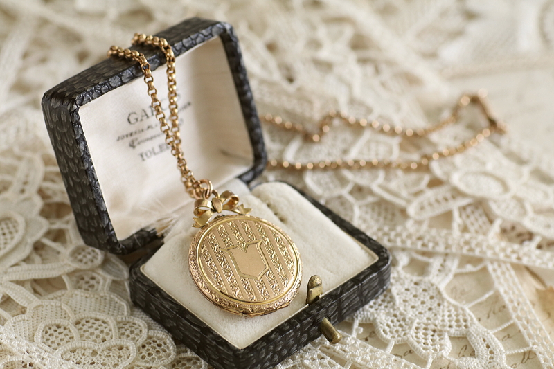 ゴールドトーンメタル　ロケットチャーム　ペンダント　イギリス　アンティークストリュフ