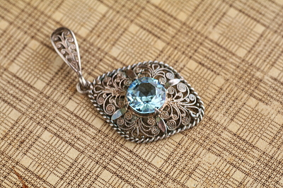 シルバーフィリグリー　ブルーグラスペンダント　ヨーロッパ アンティークストリュフ
