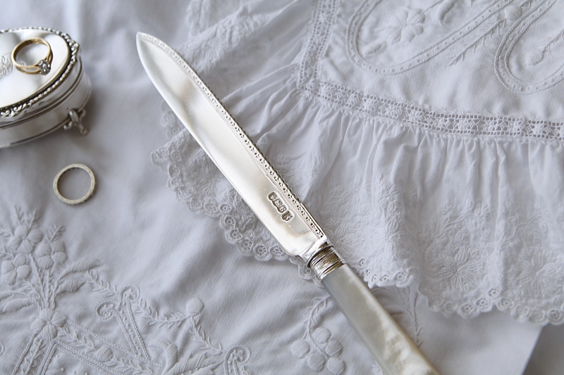 マザーオブパールハンドル　シルバーケーキナイフ　Isac Ellis & Sons アンティークストリュフ