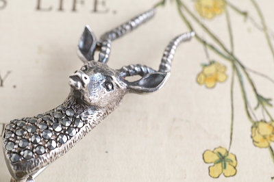 マーカサイトシルバーブローチ　インパラ　イギリス　フランス　ヨーロッパ　アンティークストリュフ