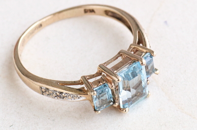 ステップカット　3ブルートパーズリング　イギリス　アンティークストリュフ　 20251218