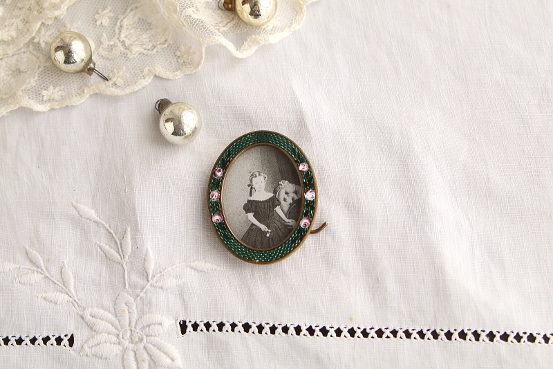 薔薇のエナメルフレーム　ミニフォトスタンド　ヨーロッパ アンティークストリュフ 20251223