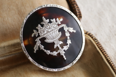 花籠とフェストゥーンのピクウェブローチ　イギリス アンティークストリュフ