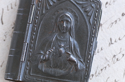 聖心の聖母聖書型ロザリオケース　ブリキ　フランス　アンティークストリュフ