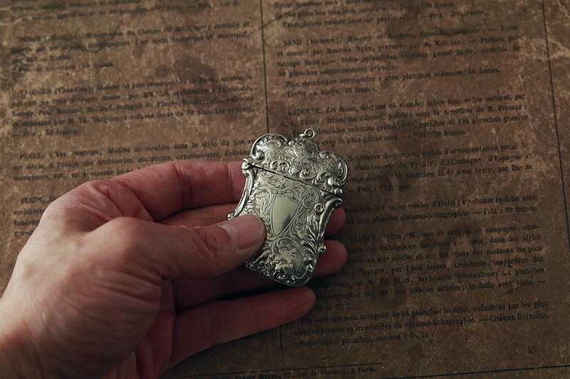 エングレーヴィングのヴェスタケース　ヴィクトリアン　イギリス　アンティークストリュフ