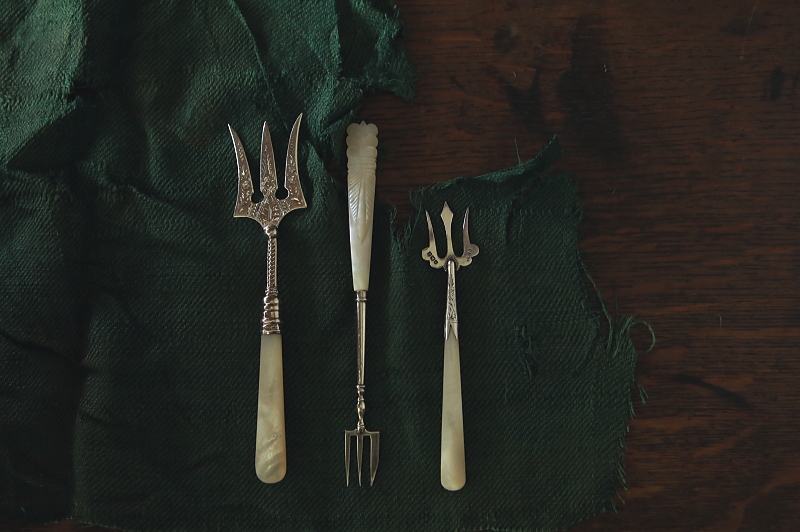 マザーオブパールハンドルのシルバーホーク　ブレッドフォーク　ミニフォーク　イギリス　アンティークストリュフ