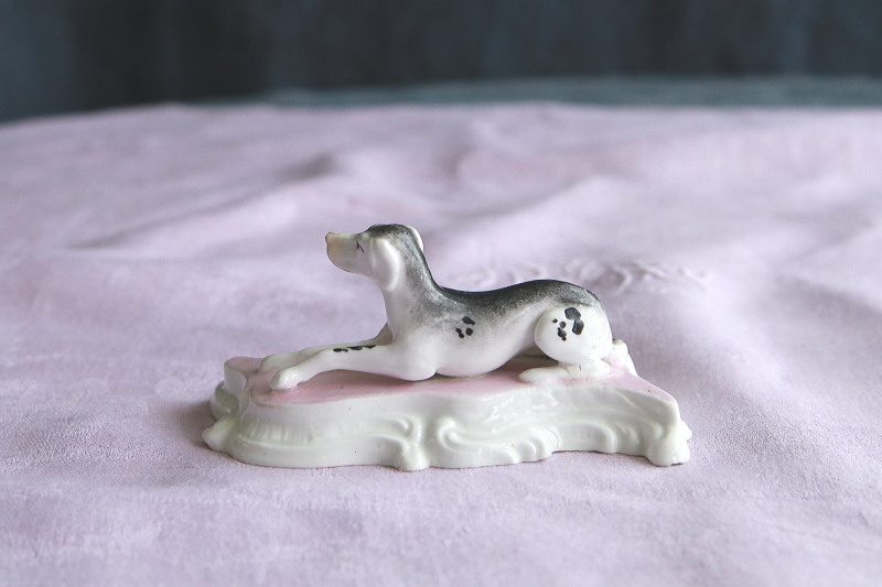 イングリッシュ・ポインターの着彩白磁像　ドイツ　アンティークストリュフ