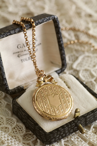 ゴールドトーンメタル　ロケットチャーム　ペンダント　イギリス　アンティークストリュフ 20250911