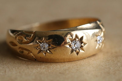 3ストーンダイヤモンドジプシーリング　三つ星　エンゲージリング　マリッジリング　イギリス アンティークストリュフ
