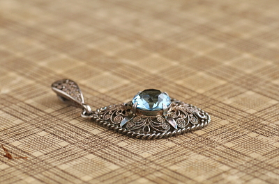 シルバーフィリグリー　ブルーグラスペンダント　ヨーロッパ アンティークストリュフ