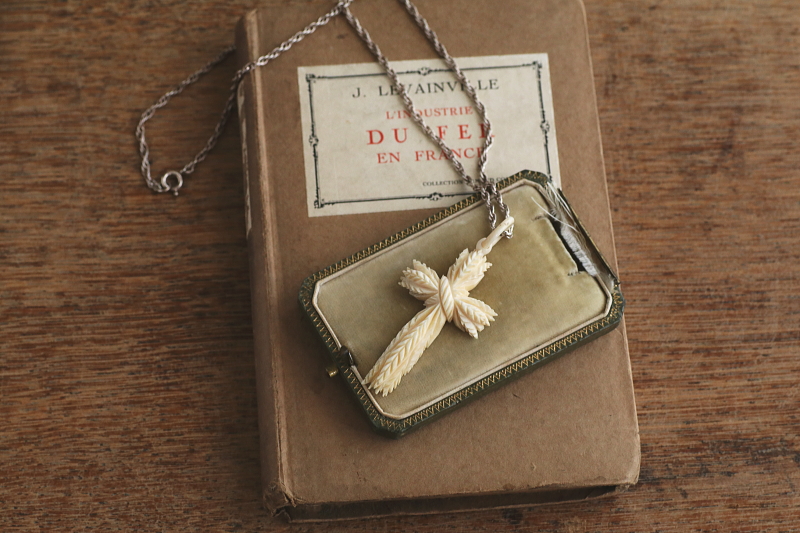 アイボリーペンダント　麦穂の十字架 ヨーロッパ　アンティークストリュフ