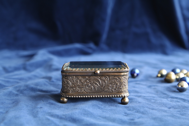 ガラスの蓋のジュエリーボックス　フランス アンティークストリュフ