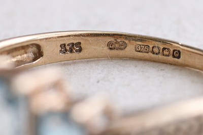 ステップカット　3ブルートパーズリング　イギリス　アンティークストリュフ　 20251218