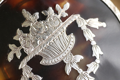 花籠とフェストゥーンのピクウェブローチ　イギリス アンティークストリュフ