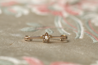 パールの小花のゴールドベビーピン　イギリス　アンティークストリュフ