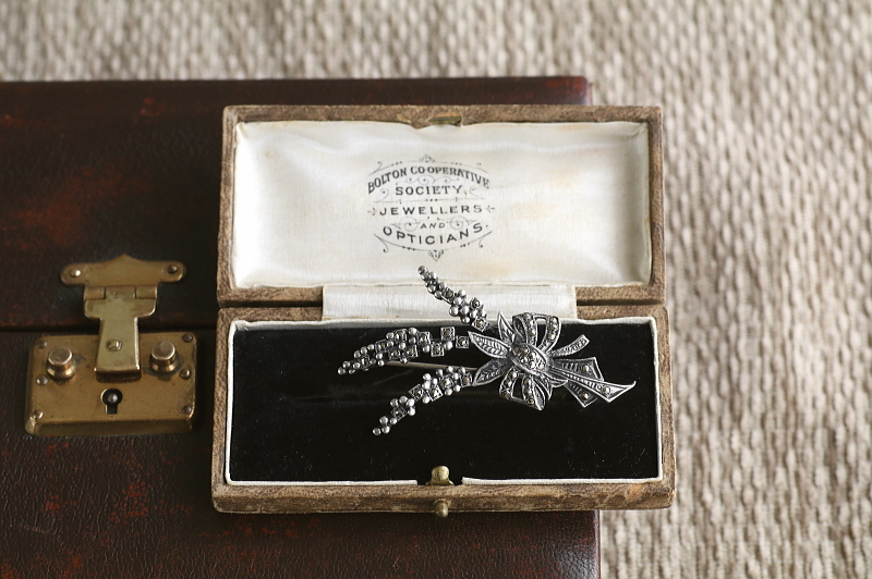 マーカサイトシルバーフラワーブローチ　ヨーロッパ　アンティークストリュフ