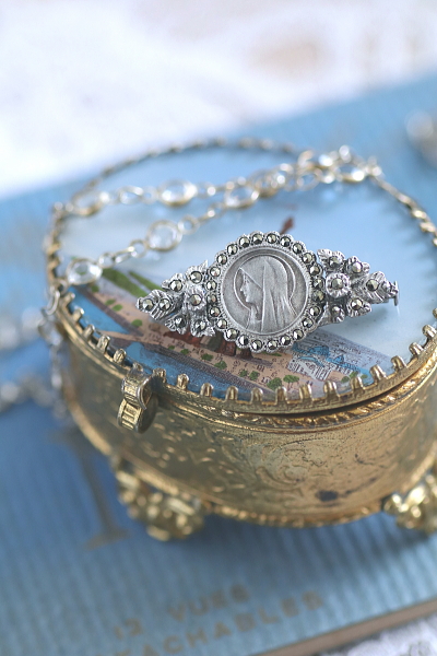 マリア様のシルバーマーカサイトブローチ　フランス　アンティークストリュフ