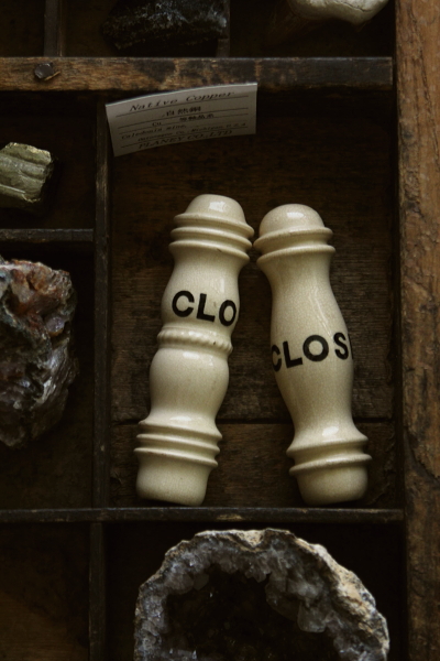 アンティークプルハンドル　陶器　CLOSE イギリス