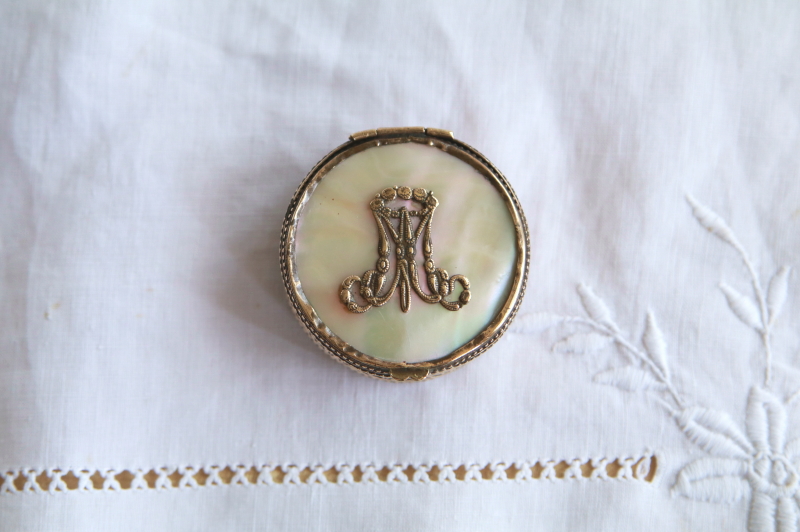 アヴェ・マリアのモノグラムロザリオケース　マザーオブパール　フランス　アンティークストリュフ