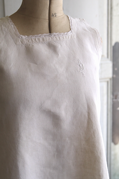 モノグラム刺繍のリネンナイティ　フランス　アンティークストリュフ