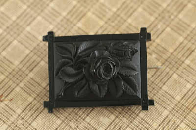 薔薇のフレームジェットブローチ　イギリス　アンティークストリュフ