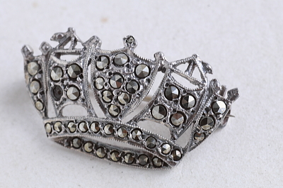 ネイバルクラウンのシルバーマーカサイトブローチ　イギリス　アンティークストリュフ