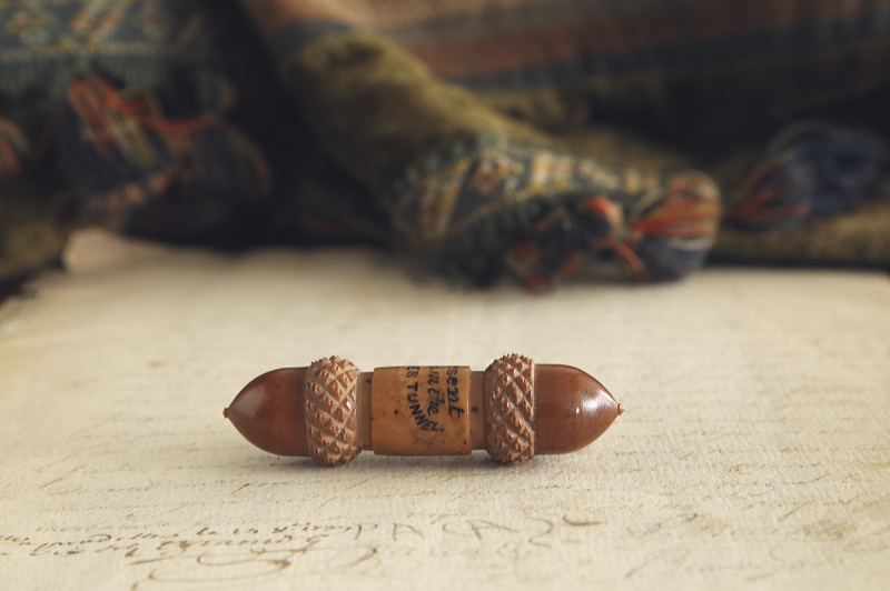 ドングリの木彫ニードルケース　イギリス　ヴィクトリアン　アンティークストリュフ