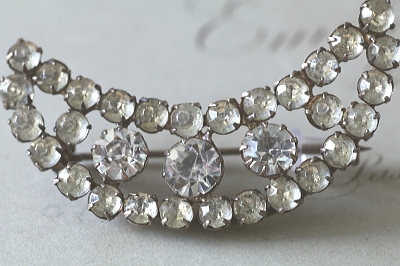 オールドペーストクレッセントブローチ　ヨーロッパ アンティークストリュフ