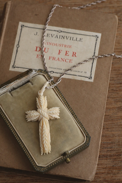 アイボリーペンダント　麦穂の十字架 ヨーロッパ　アンティークストリュフ 20251008