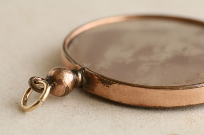 ウォッチリボンブローチ　フォトフレームチャーム イギリス　アンティークストリュフ