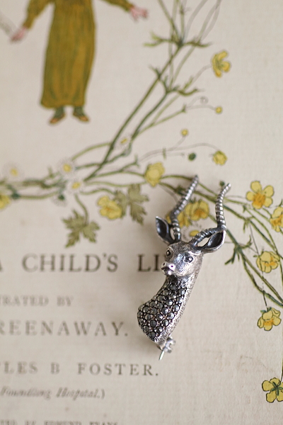 マーカサイトシルバーブローチ　インパラ　イギリス　フランス　ヨーロッパ　アンティークストリュフ　20251209