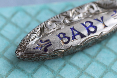 ブルーエナメル　BABYブローチ　birmingham 1896 イギリス　アンティークストリュフ
