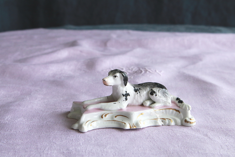 イングリッシュ・ポインターの着彩白磁像　ドイツ　アンティークストリュフ