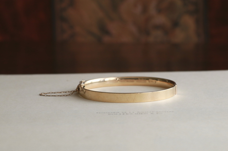 アラベスクのエングレービングブレスレット　バングル　ゴールドプレート　イギリス　アンティークストリュフ
