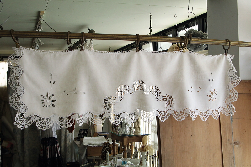 カットワークとボビンレースのリネン飾り　イギリス　アンティークストリュフ