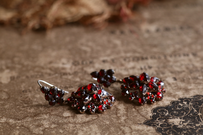 ボヘミアンガーネット　フラワードロップピアス　ボヘミア アンティークストリュフ