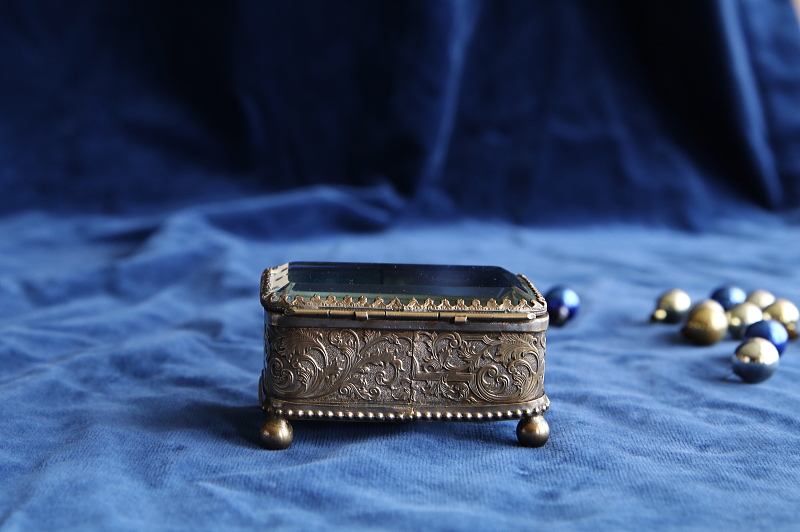 ガラスの蓋のジュエリーボックス　フランス アンティークストリュフ