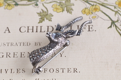 マーカサイトシルバーブローチ　インパラ　イギリス　フランス　ヨーロッパ　アンティークストリュフ