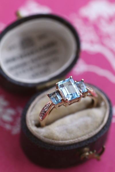 ステップカット　3ブルートパーズリング　イギリス　アンティークストリュフ　 20251218