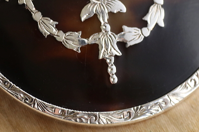 花籠とフェストゥーンのピクウェブローチ　イギリス アンティークストリュフ