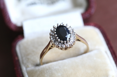 オーバルブルーサファイア　ダイヤモンドリング　イギリス　アンティークストリュフ