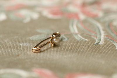 パールの小花のゴールドベビーピン　イギリス　アンティークストリュフ