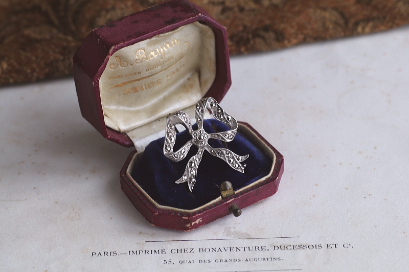 マーカサイト　リボンシルバーブローチ　フランス　アンティークストリュフ