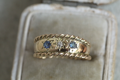 ダイヤアンドブルーサファイア　ロープエッジジプシーリング　イギリス　アンティークストリュフ