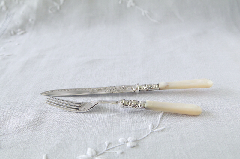 ハンドエングレーヴィングのデザートナイフ＆フォーク　イギリス　アンティークストリュフ